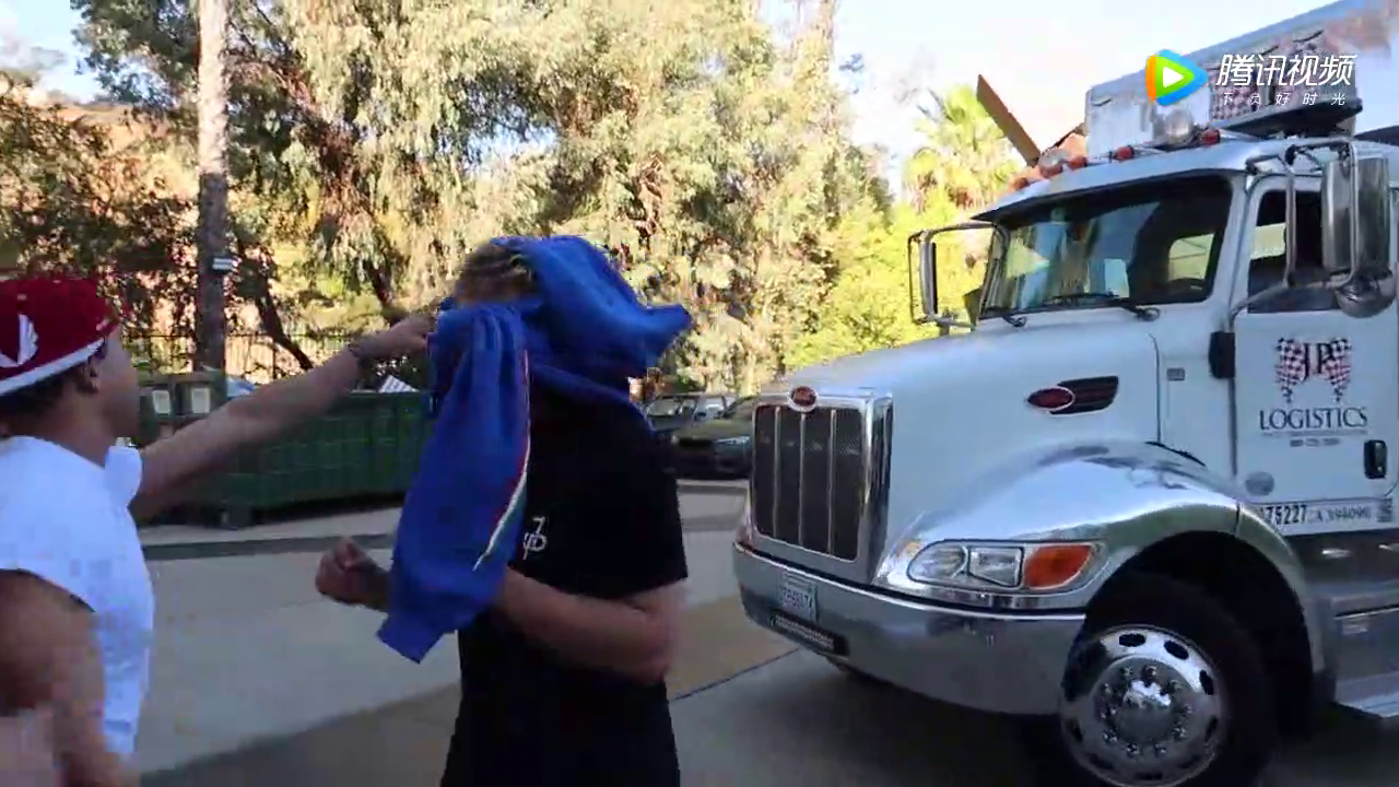 小伙子没想到会收到一辆超级跑车，打开运输车后才是惊喜的开始！