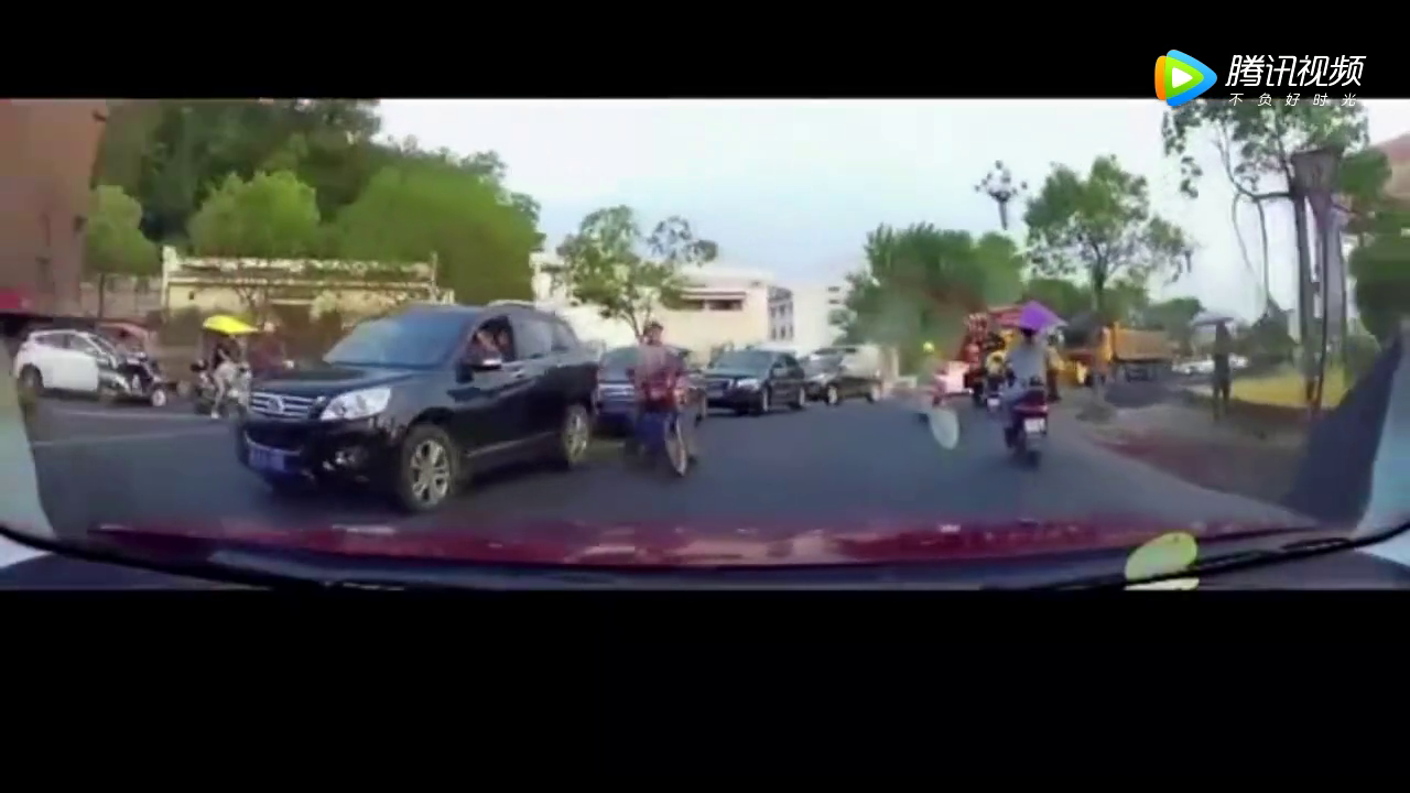 女司机骑着电动车突然从旁边杀出，真的是刹不到啊