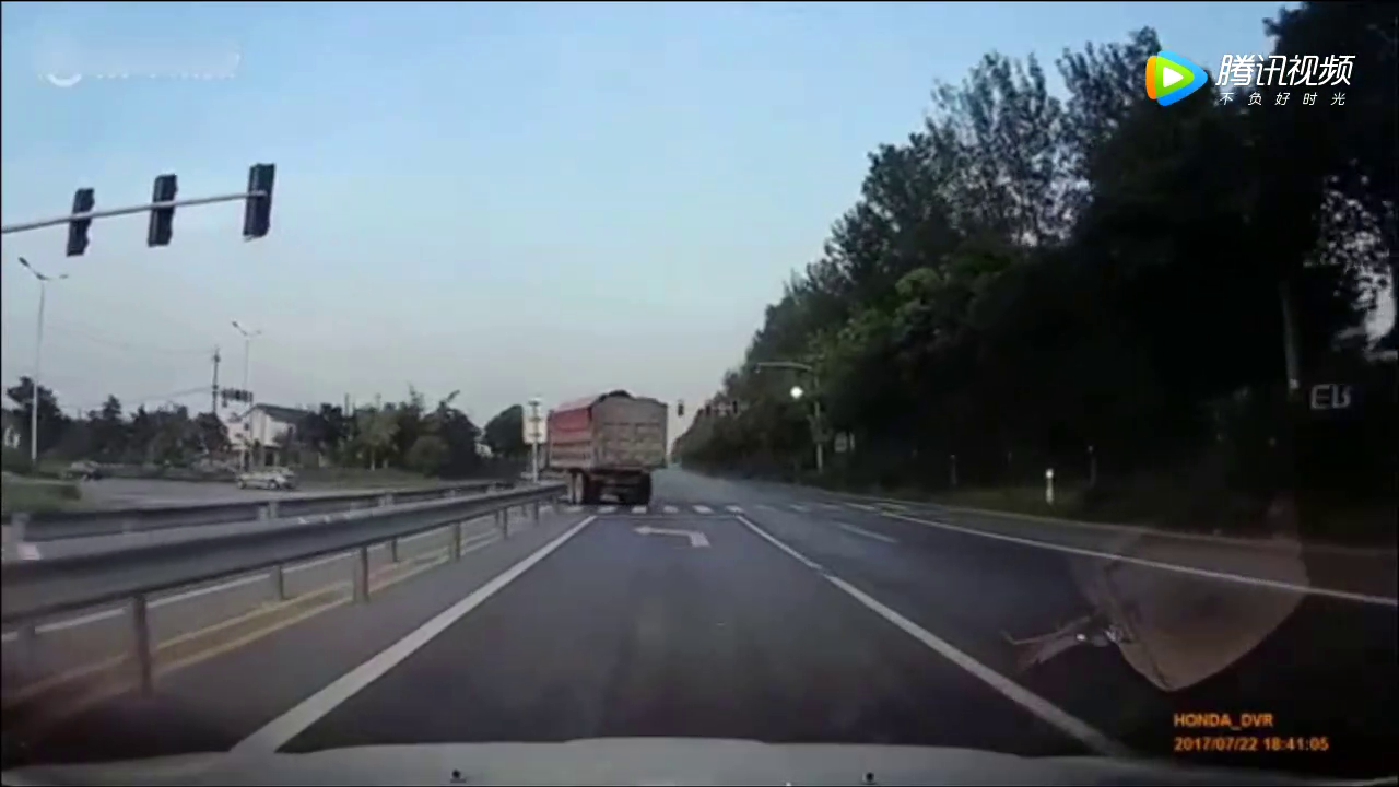 任性电动车闯红灯，没想到被五菱神车撞飞