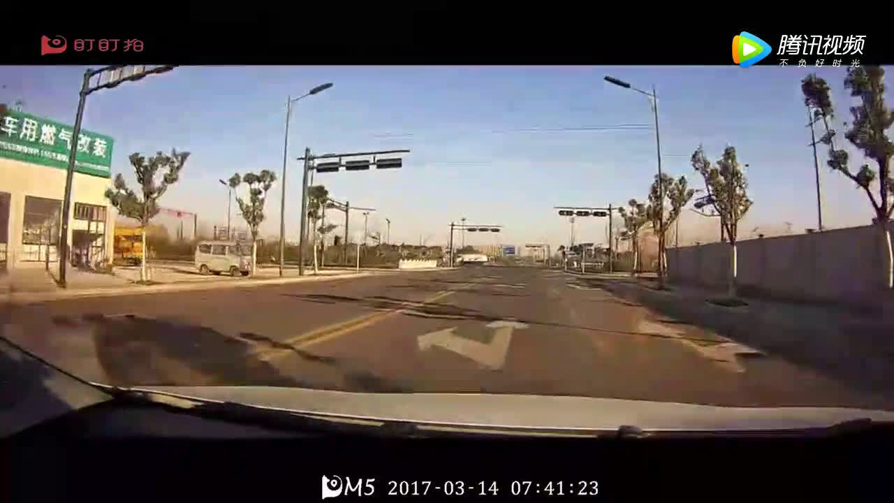 又是电动车，实拍路口电动车毫不减速撞上转弯轿车！  ​