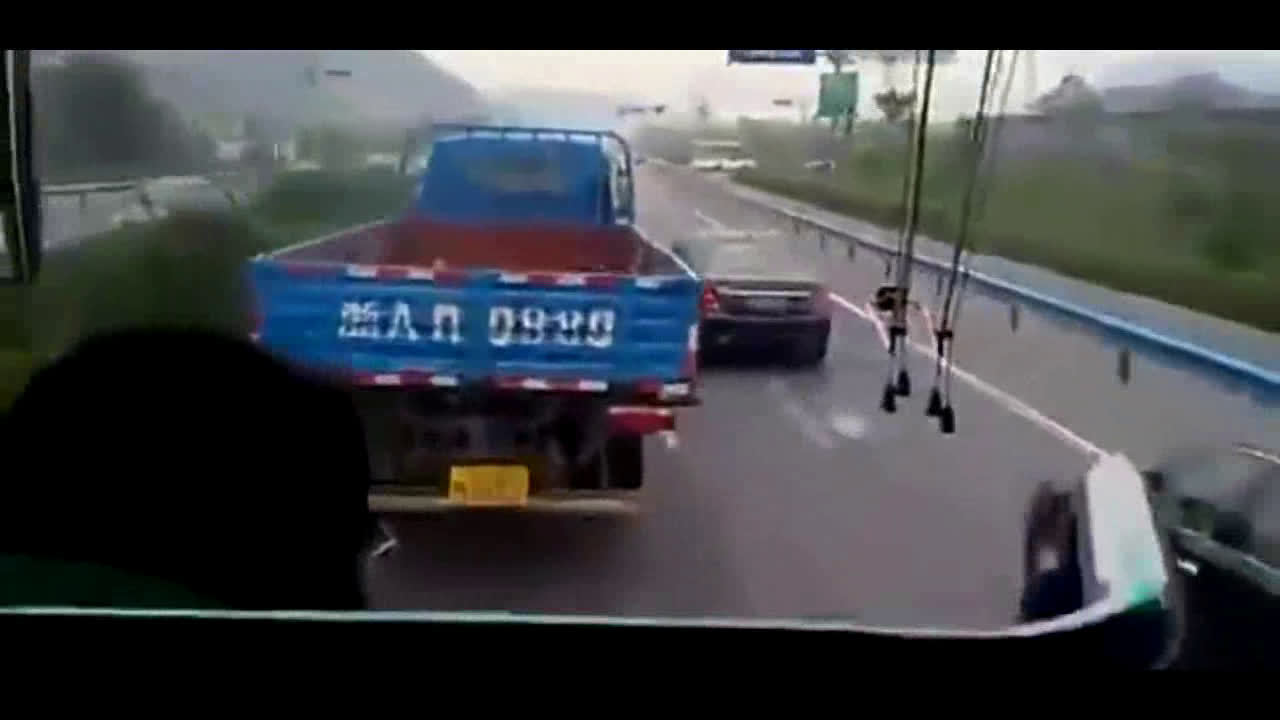 卡车与大巴车在高速路上的较量！没谁了！~  ​