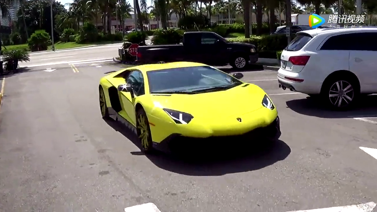 非常养眼的柠檬黄色兰博基尼超级跑车在大街上出现