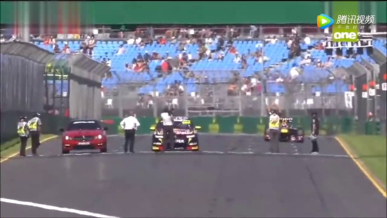 红牛F1 vs V8超级跑车vs C63 让你们先跑一分钟