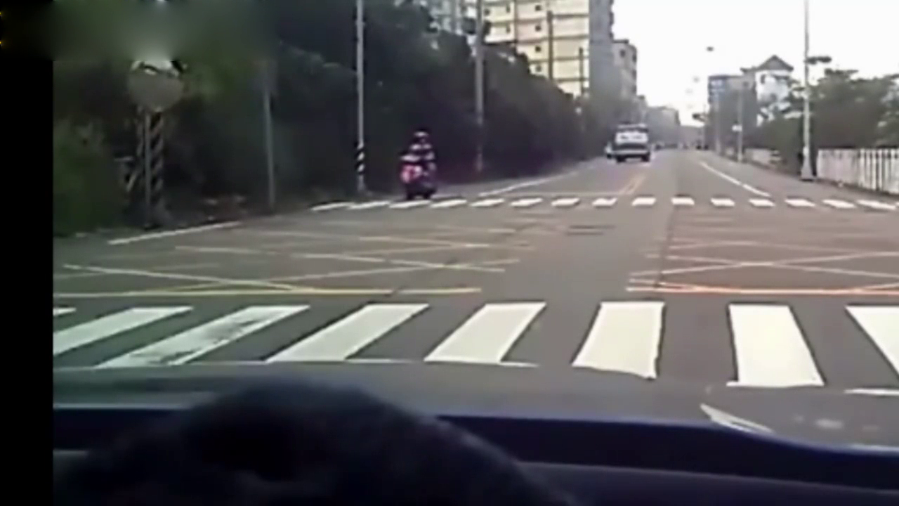 眼睁睁看着电动车不看路与大货车抢道被压扁，真是太惨！