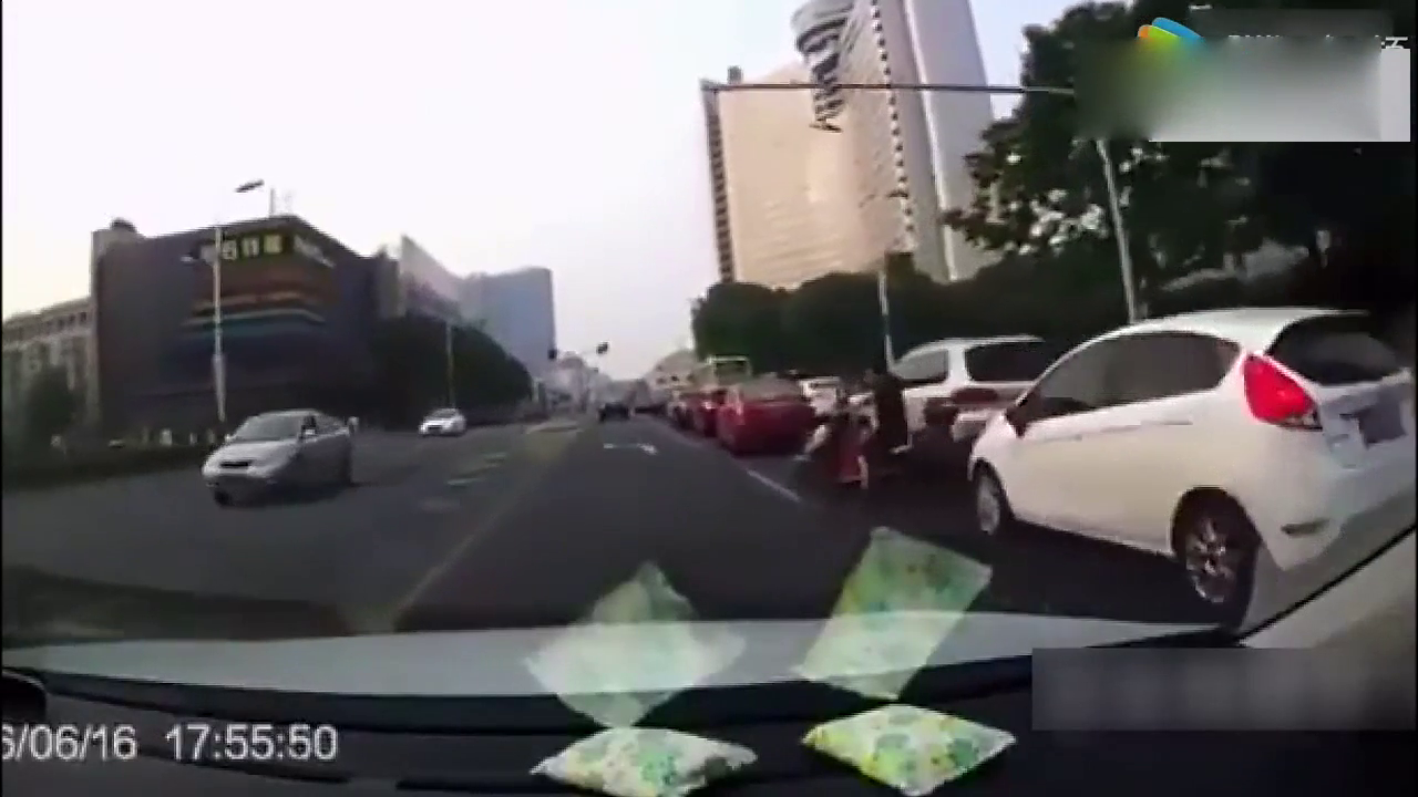 骑电动车的一定要看看，别一出事儿就说是开车的全责！