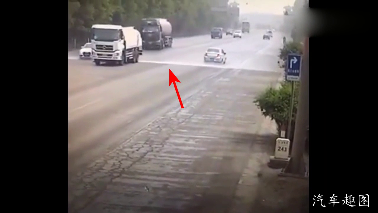 野蛮大货车正准备超越洒水车，接下来却没想到遇上了死神大卡车！