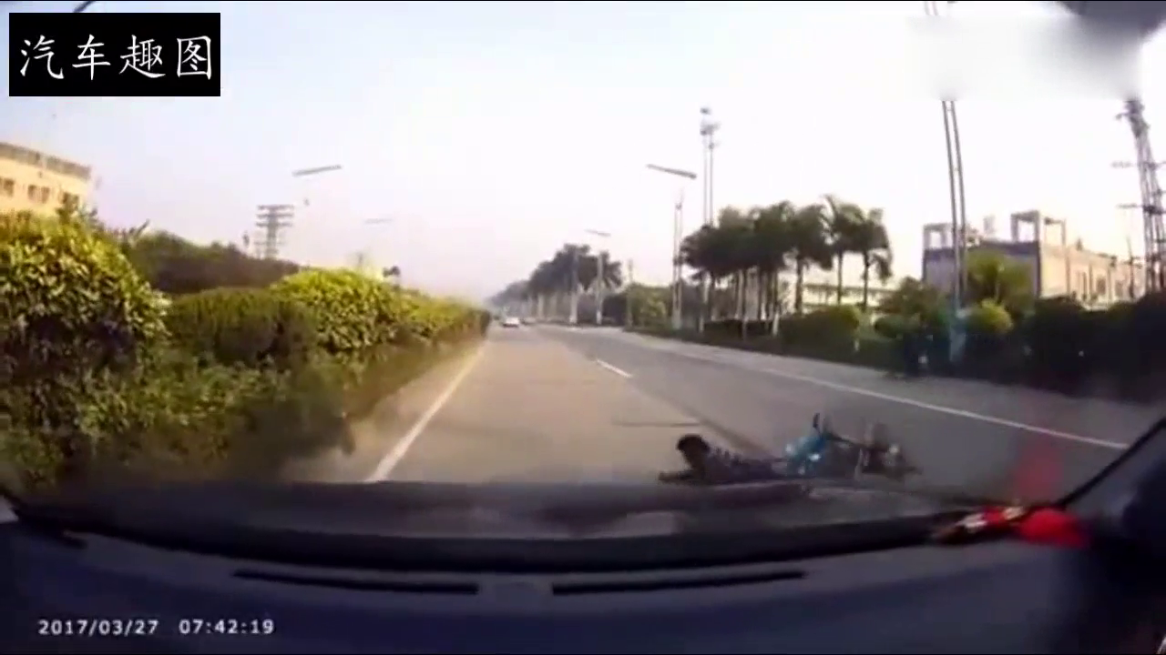 电动车这样变道以为没人敢撞他，接下来一幕是应得的！