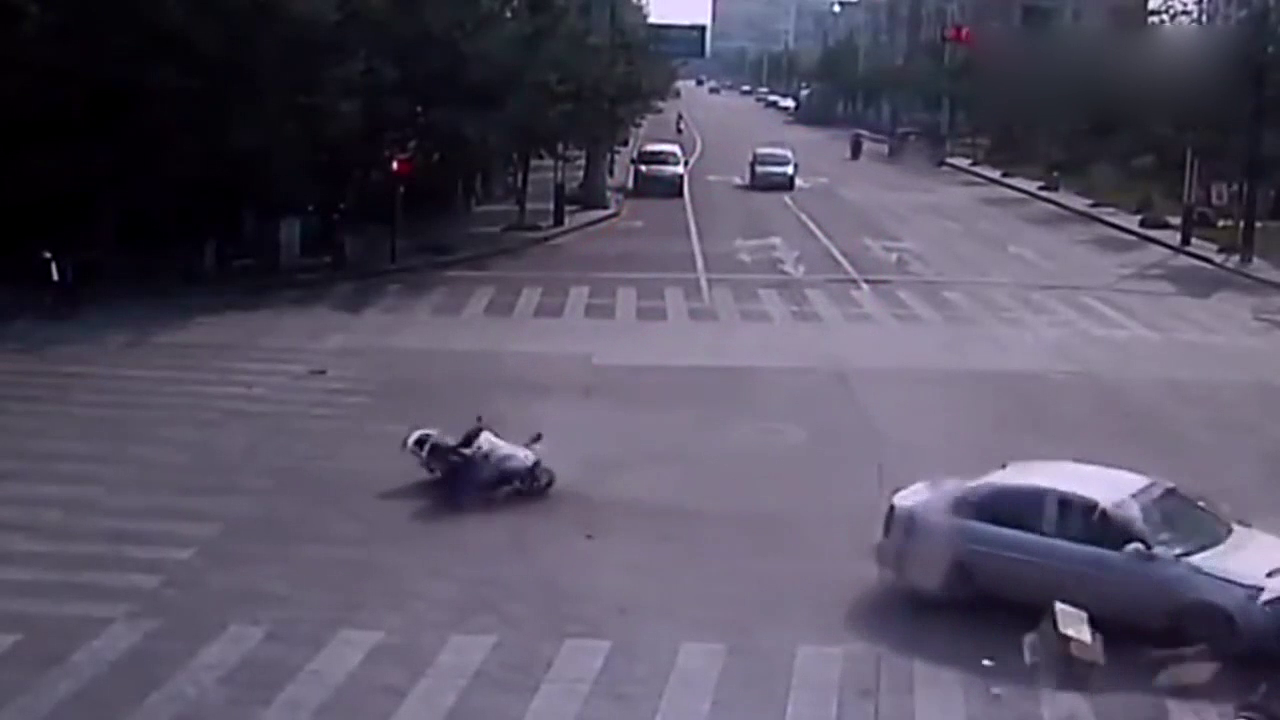 电动车和三轮车一起闯红灯，被小轿车双杀！