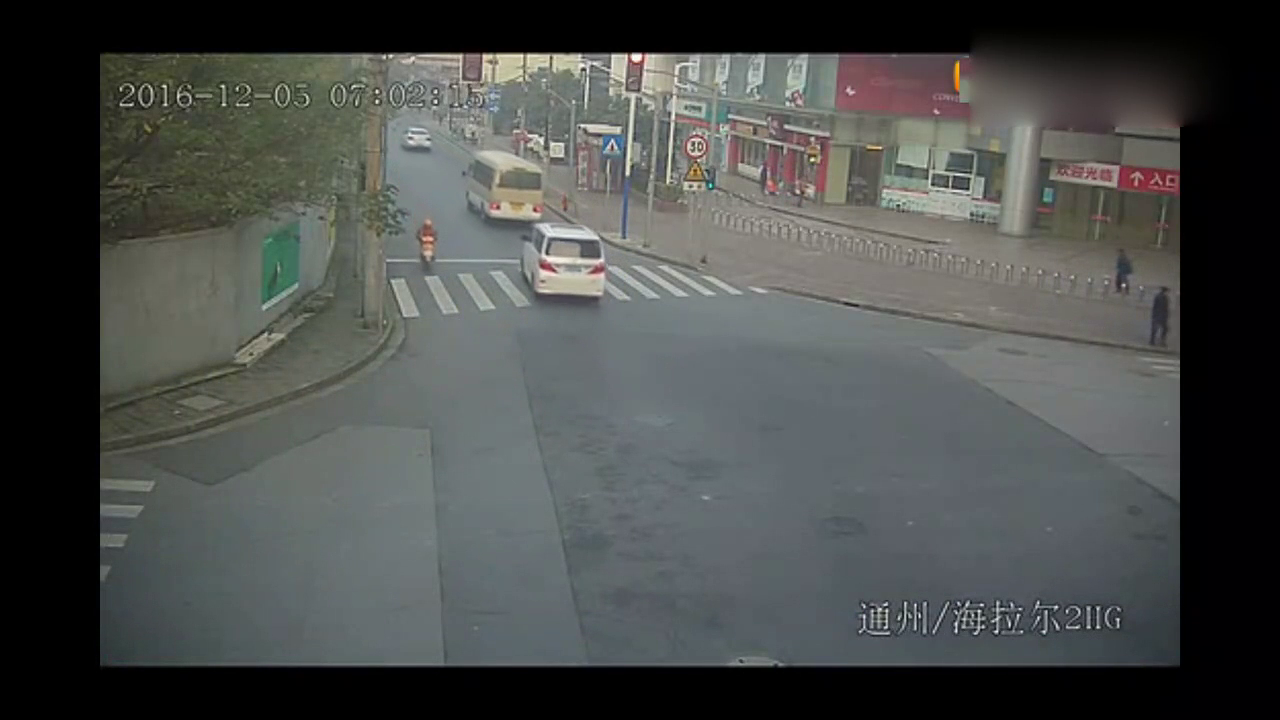 电动车司机没有任何犹豫，选择了闯红灯