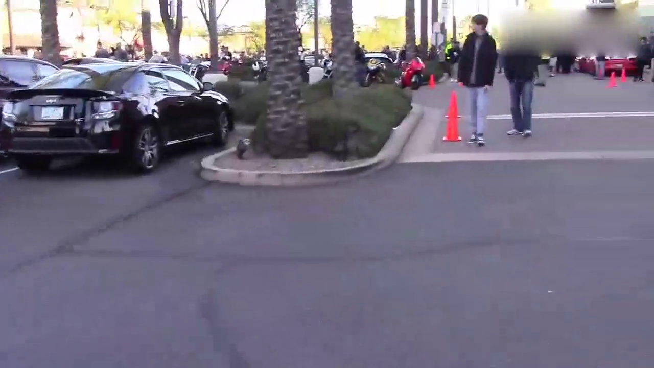 街头遇到一辆霸气的摩托车，跑车都不敢轻易超它车