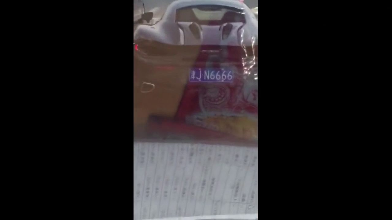 路上偶遇一台超级跑车，看了我的车后我感觉很自豪
