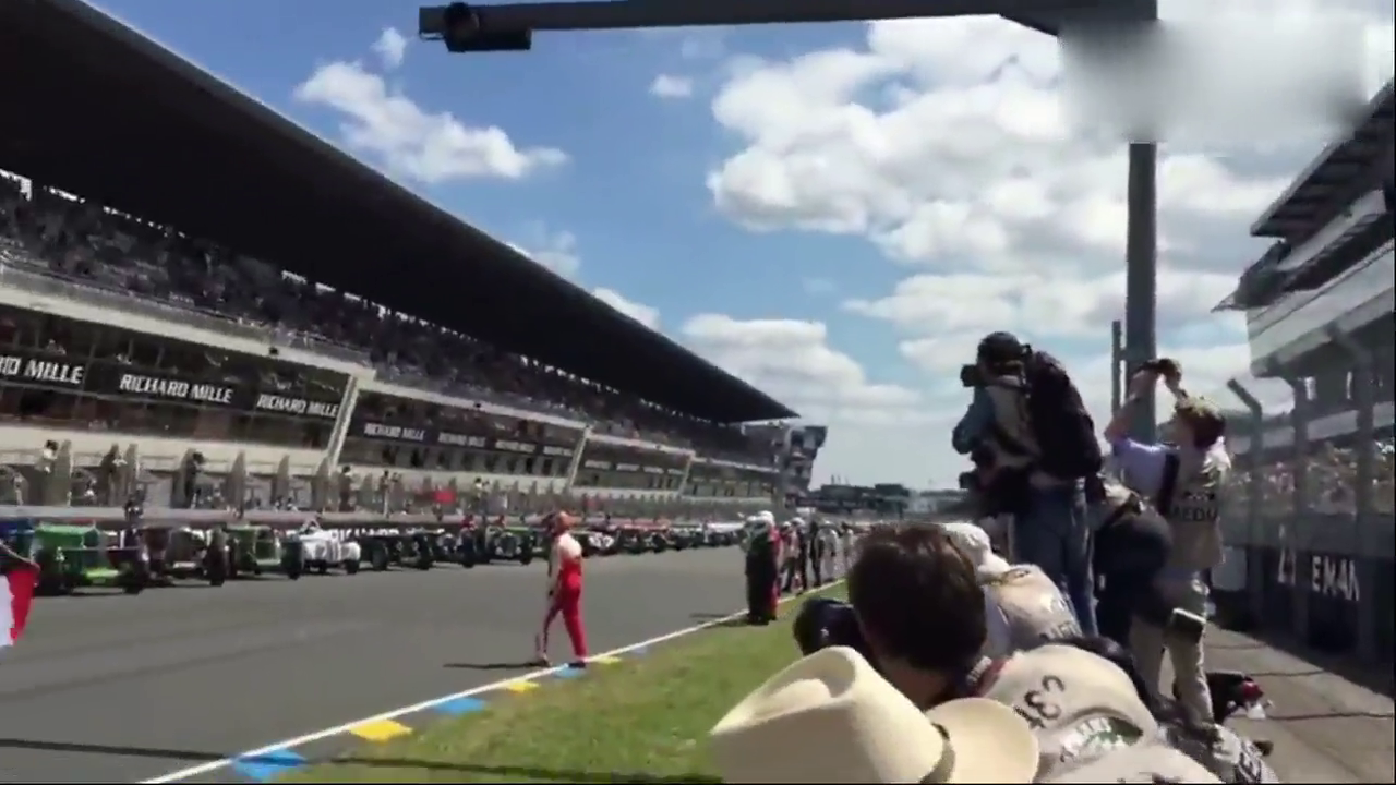 给大家看看啥叫勒芒式起跑！这赛车全是1923-1939年的老炮们