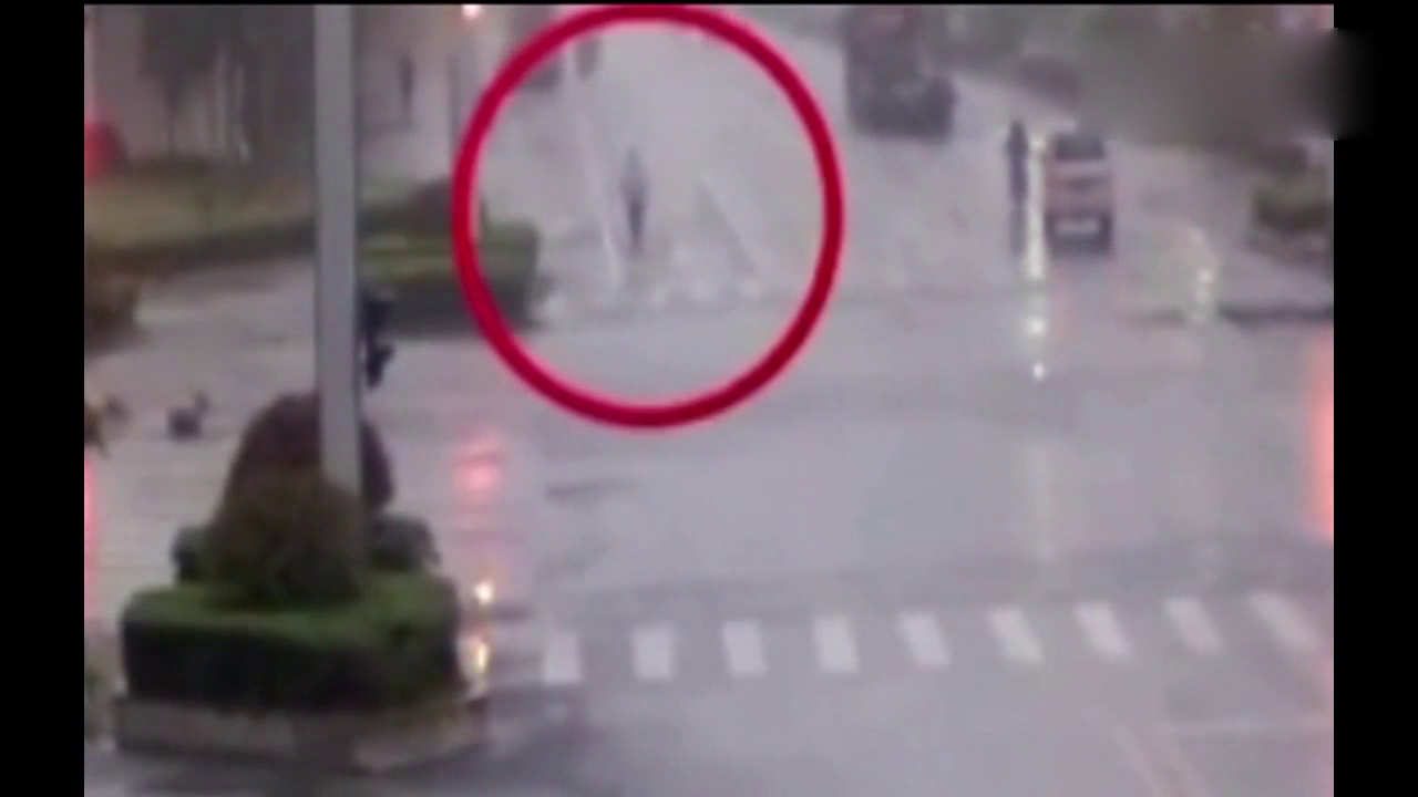 女子骑电动车路口抢黄灯，结果被快速行驶过来的出租车撞失忆！