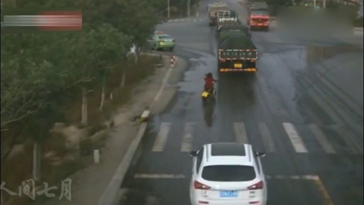 女子骑电动车在路口鬼探头，恐怖的一幕突然被监控完整拍下！