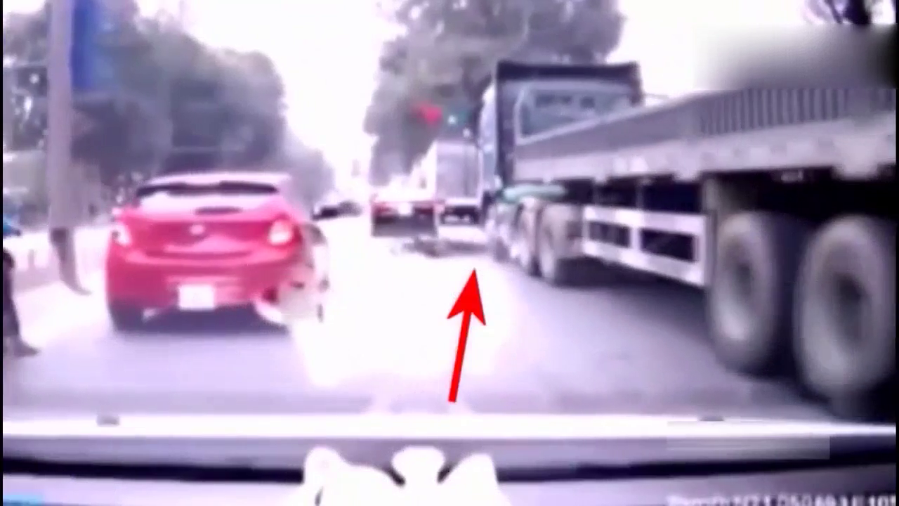 大货车司机都懵了，车下怎么突然滚出一辆电动车？