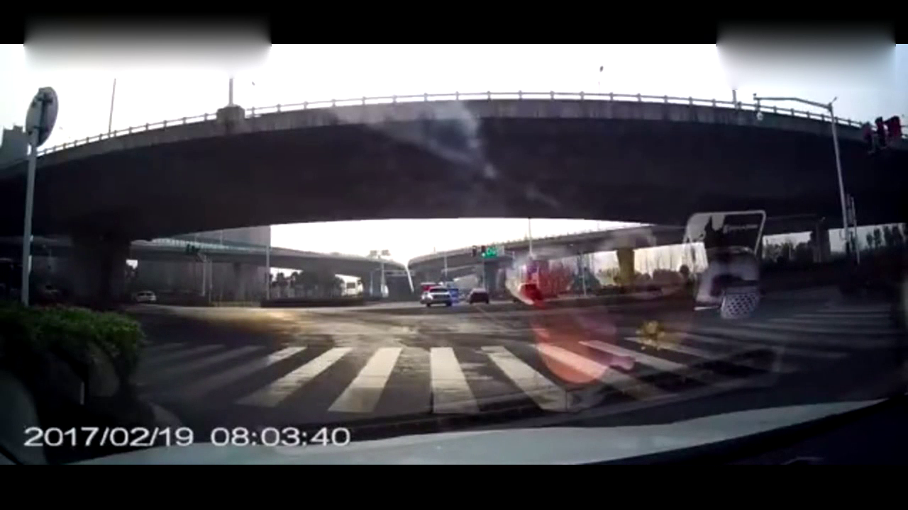 电动车闯红灯遇上抢行的SUV 撞飞后空中旋转2周