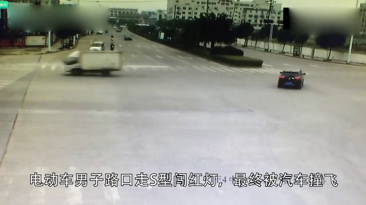 电动车闯红灯连续闪躲，第4辆没放过他