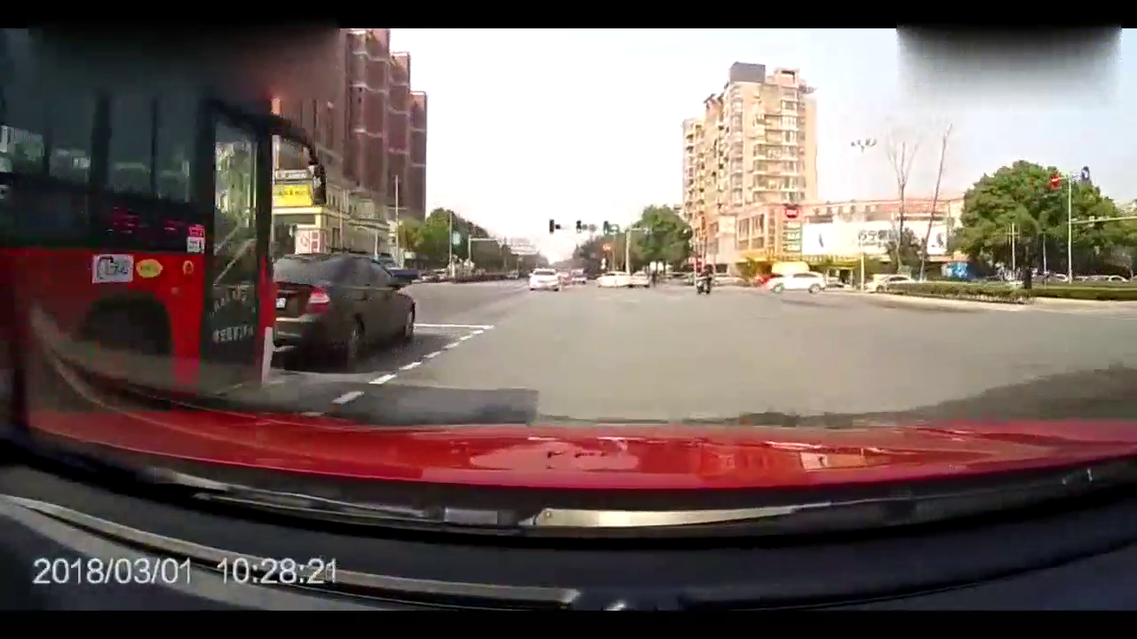 电动车闯红灯还发飙，视频车实在控制不住了！