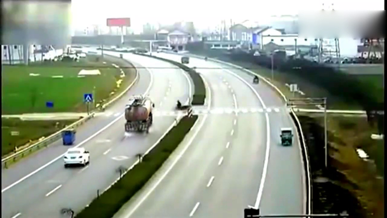 大货车本想挽救电动车，却无能为力，监控拍下这可怕的一幕