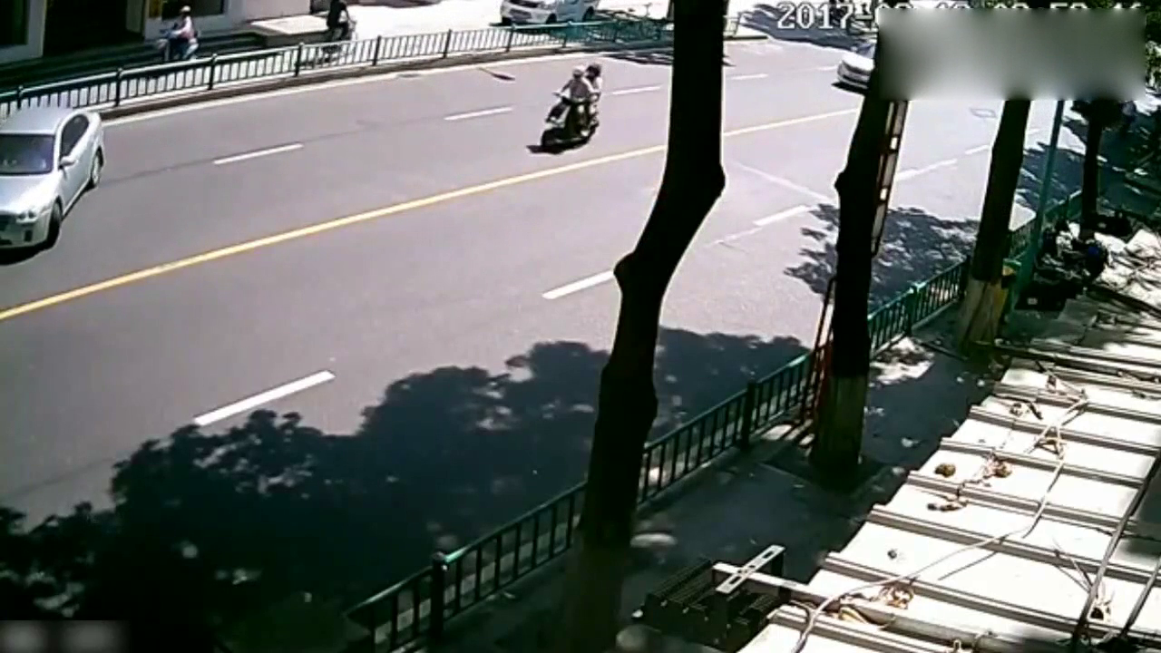 轿车路上突然急拐弯，导致后边骑电动车的一家三口直接上演前空翻