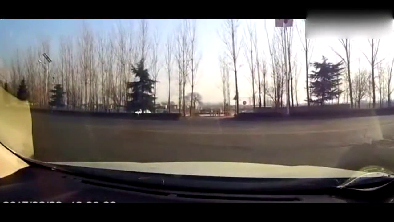 太不讲理，车主停着车根本没动还被电动车女人骂