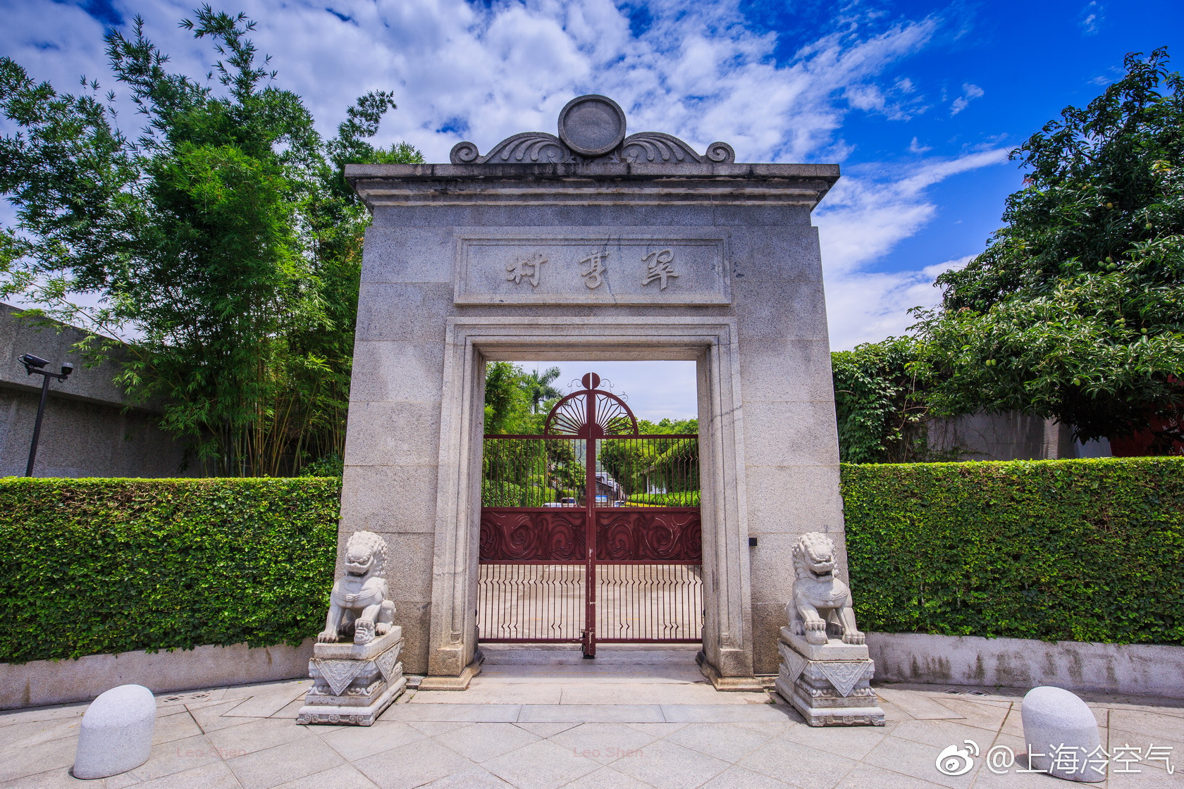 孙中山故居位于中山市的南朗镇翠亨村,离市区比较远故居依山傍水