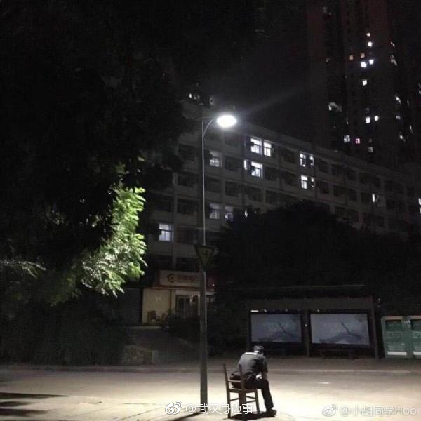 路灯下的保安背影 安全感爆棚