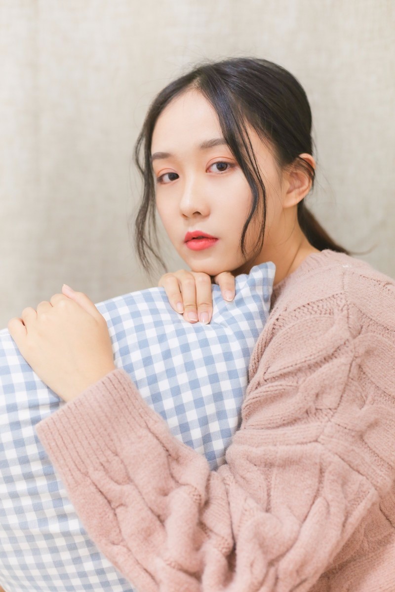 美女图片摄影:在家里邋遢的女孩,我看还挺美的