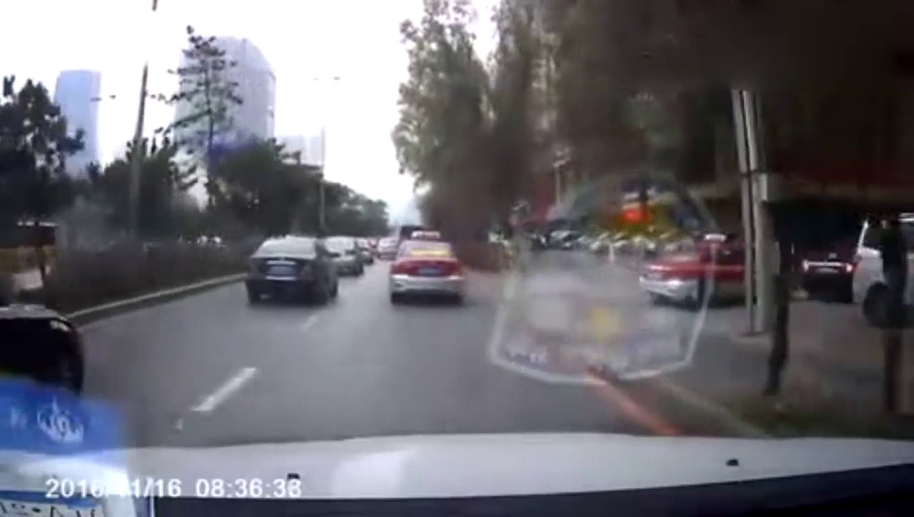 出租车不断别车，私家车忍无可忍下车拿棍棒对付
