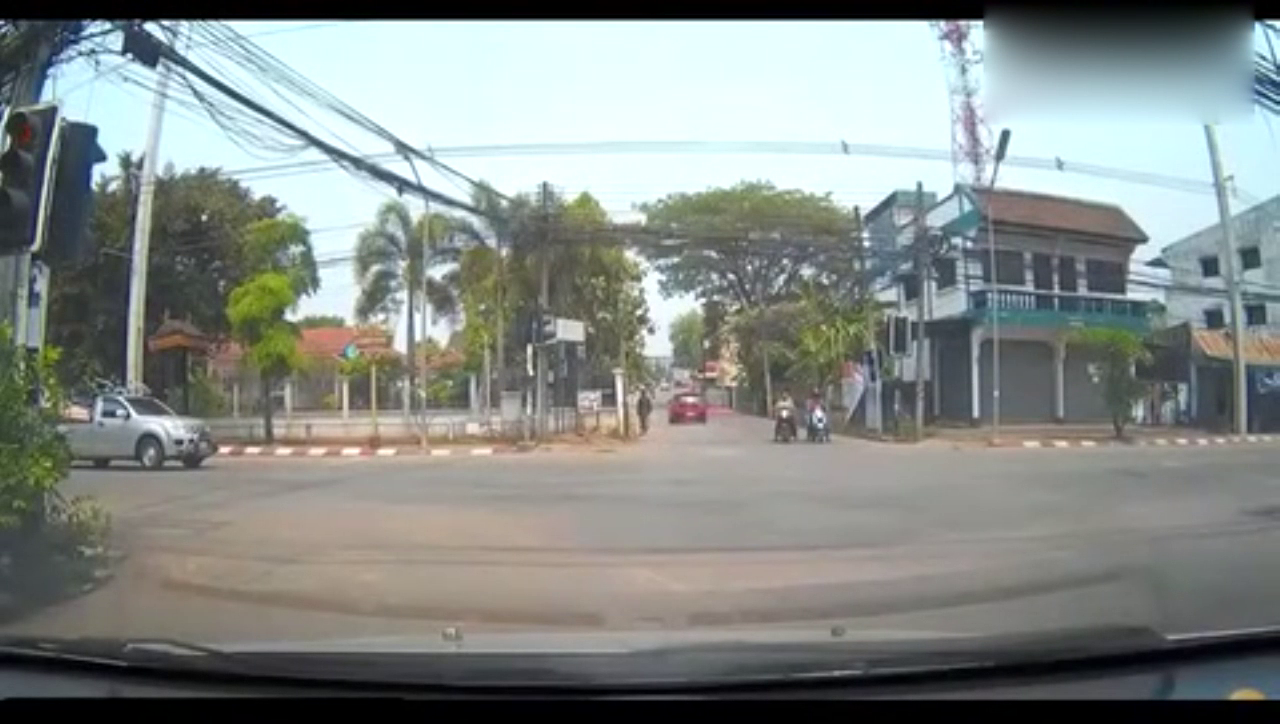 电动车怎么敢这样过马路，惨遭大客车无情撞飞