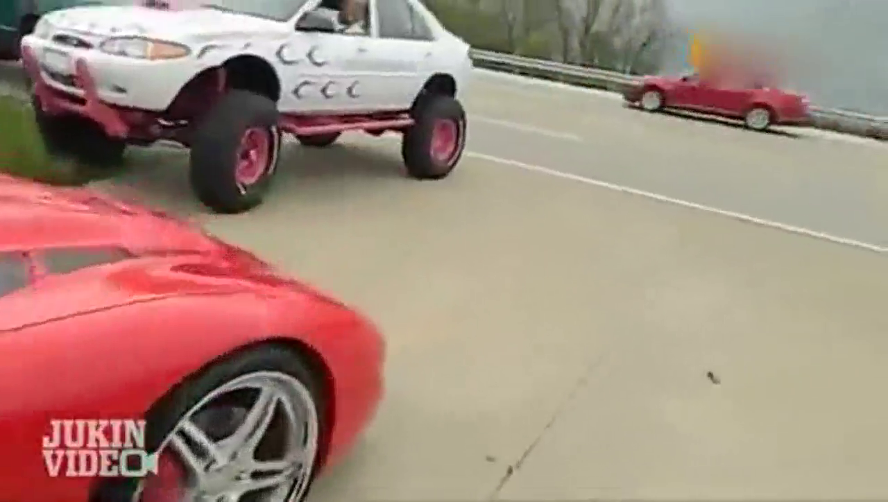司机秀跑车，接下来的场景让他蒙了，立马逃跑