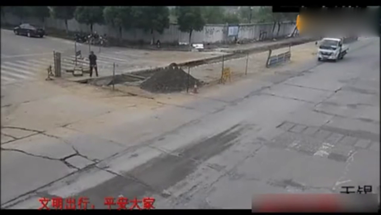 骑电动车差点被爆头，搅拌车司机下车后反应太明智了