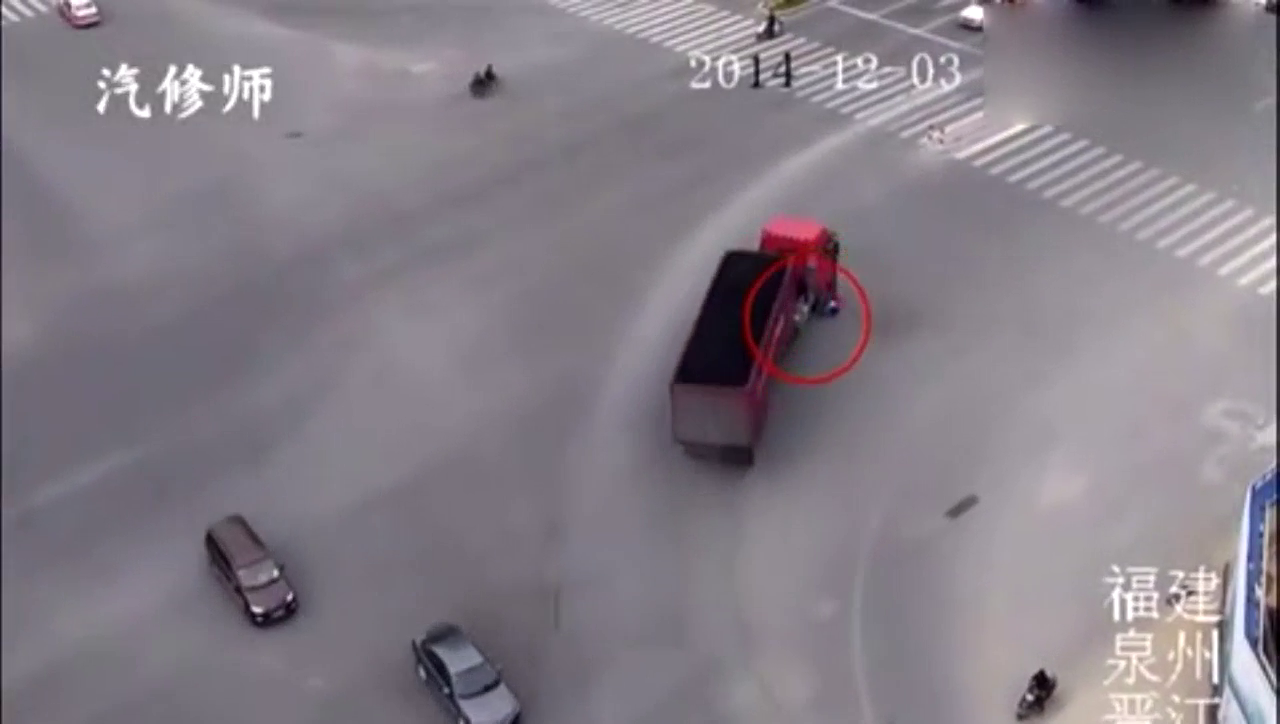 高清实拍女子骑电动车，被卷入大货车轮下！