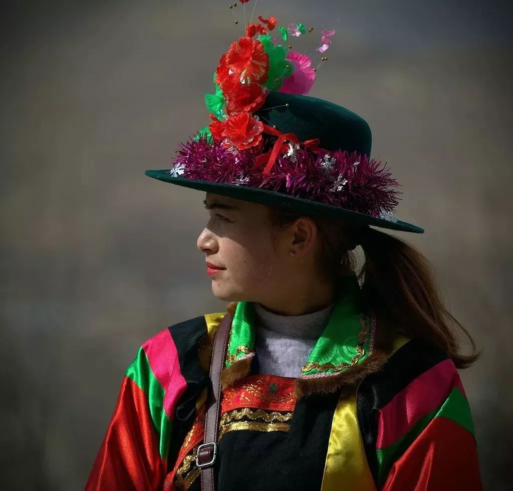探秘青藏高原上的“美人窝”，土族姑娘个个身材高挑，肤白貌美_中国