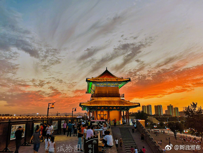 实拍正定南城门晚霞,绚丽多彩吸引众游人