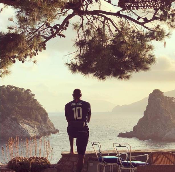 湖人队最新官宣2签约1交易,詹姆斯连发两张图