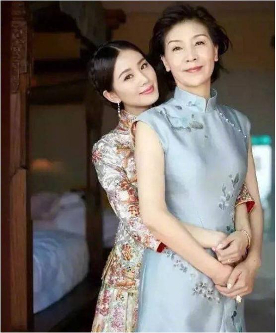 一组女星与妈妈合照大比拼!刘亦菲妈妈稳赢!