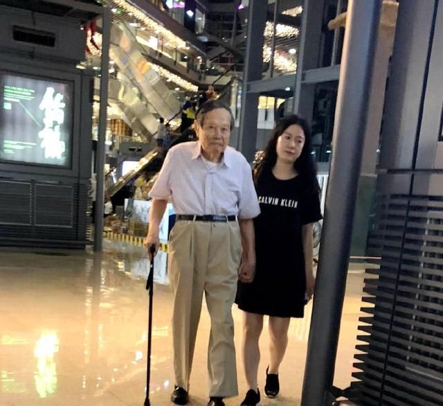 14年的爱情长跑杨振宁夫妇手牵手逛街,翁帆女