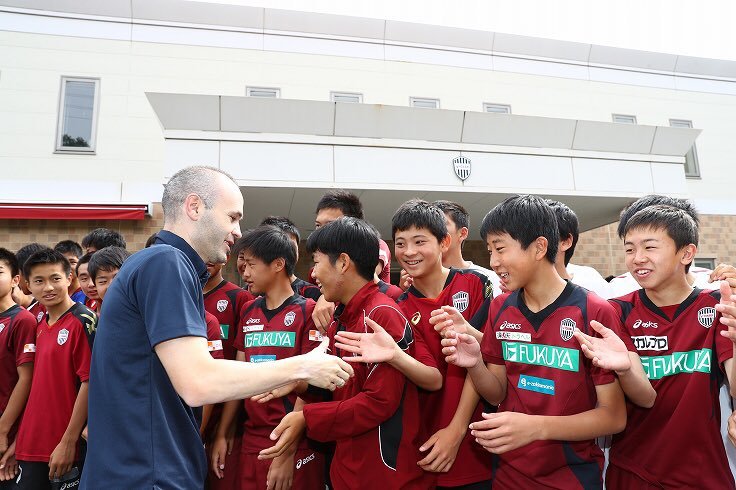 伊涅斯塔和神户胜利船小球员与队友见面。