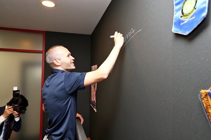 伊涅斯塔和神户胜利船小球员与队友见面。