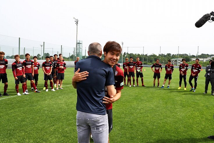 伊涅斯塔和神户胜利船小球员与队友见面。