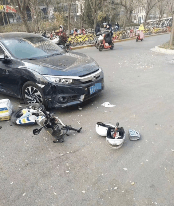 本田思域马路将摩托车撞成两截, 挪车后, 车主: 思域这进步很大