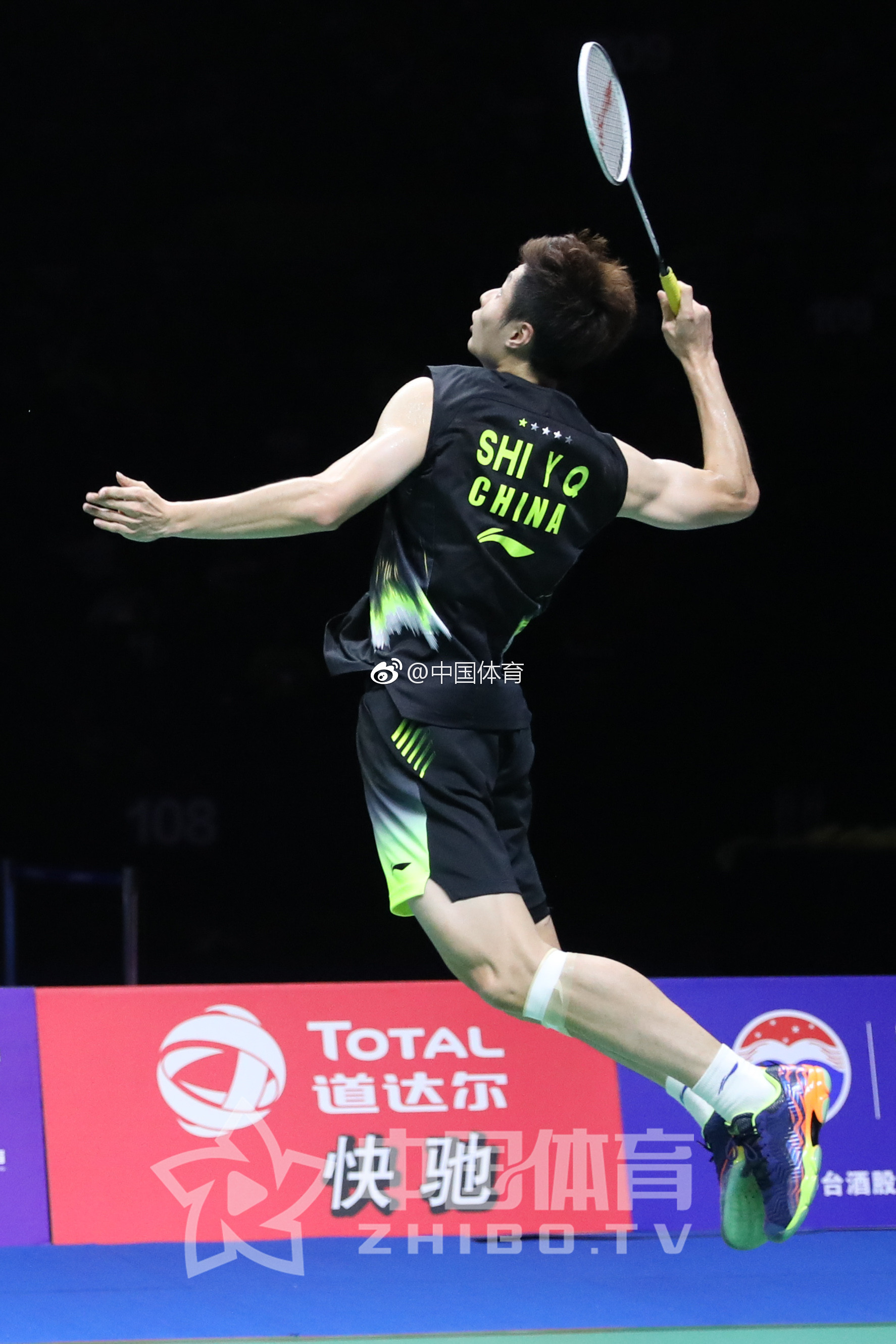 经过49分钟的比赛,石宇奇0-2不敌桃田贤斗,获得2018羽毛球世锦赛男单