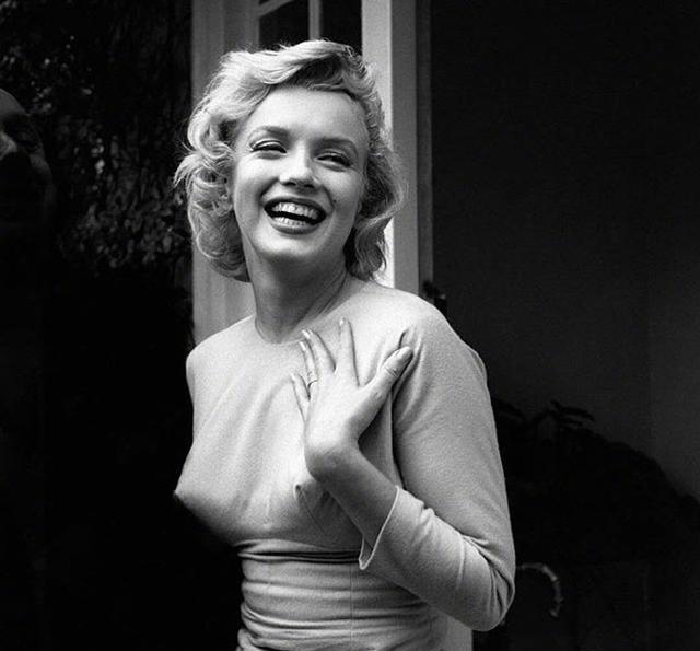 带点攻击性,却性感诱惑 穿子弹胸罩一定要穿柔软的针织衫或是毛衣