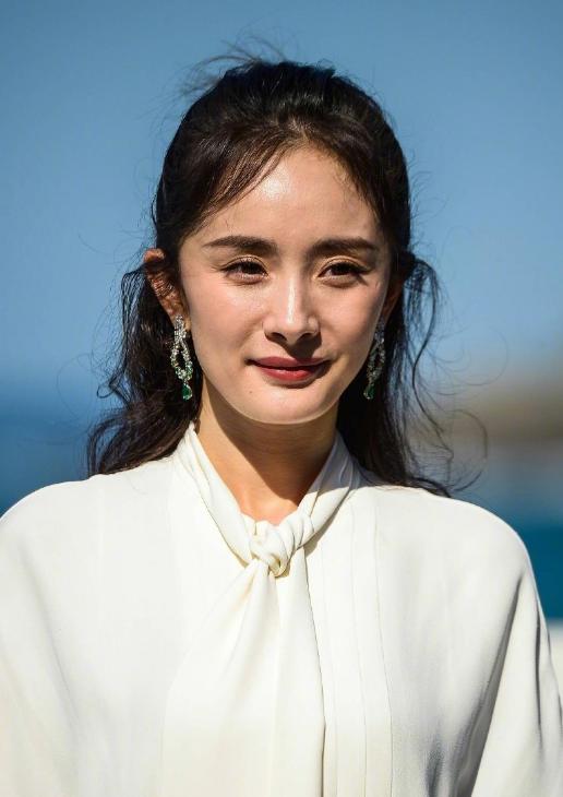 杨幂未ps原图老了10岁,烈日下变"苦笑"表情包