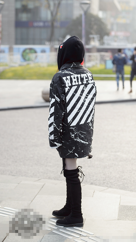 街拍成都:过膝靴,白色丝袜,大长腿,身材丰腴而性