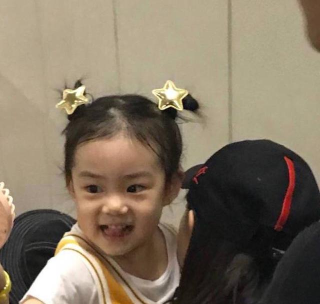 戚薇和女儿照片对比我竟然笑出猪叫了,简直一