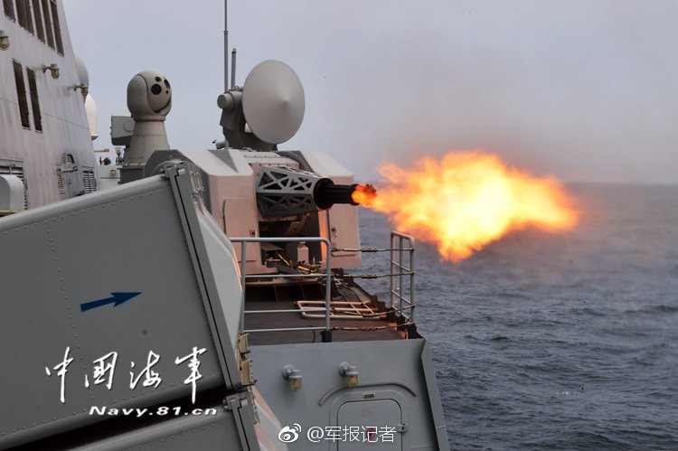 火力全开!海军某驱逐舰支队组织舰艇编队实弹
