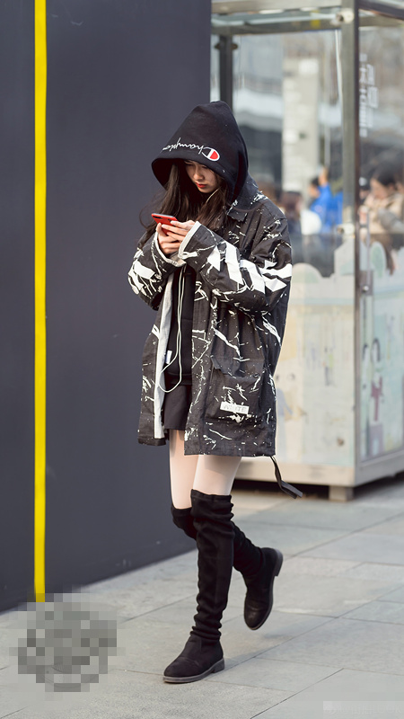 街拍成都:过膝靴,白色丝袜,大长腿,身材丰腴而性