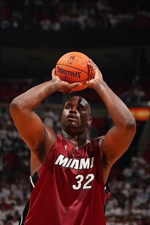 nba球星的投篮方式个个标新立异,这4位一位比一位怪异
